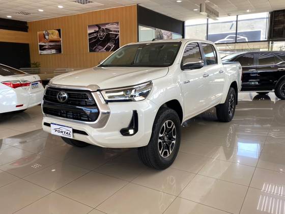 TOYOTA HILUX 2.8 D-4D TURBO DIESEL CD SRX 4X4 AUTOMÁTICO
